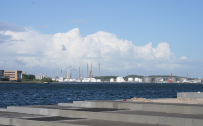 Ålorgs Industrieanlagen bei Sonne aus Südost