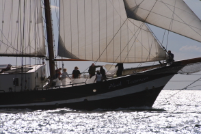 Abel Tasman: Segel wegstauen auf dem Vorschiff
