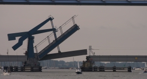 Ziegelgrabenbrücke / Stralsund beim Zuklappen